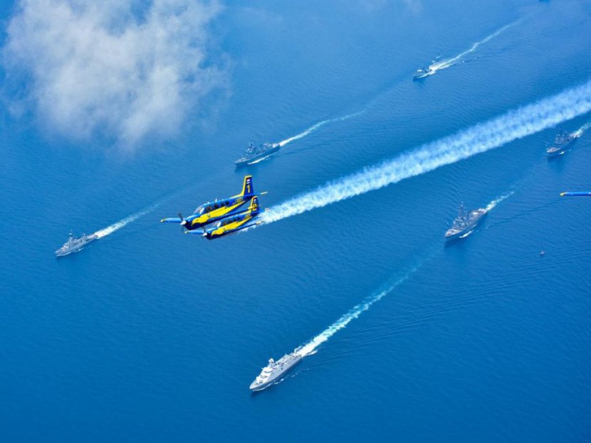 Formasi kapal perang membentuk jajar di acara 5th Multilateral Naval Exercise Komodo 2025. Foto: TNI AL
