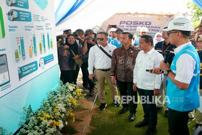 menteri-esdm-bahlil-lahadalia-didamping-dirut-pln-darmawan-prasodjo_250321114057-433.jpeg