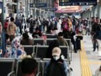 pemudik-nataru-mulai-padati-stasiun-pasar-senen-6_169.jpeg