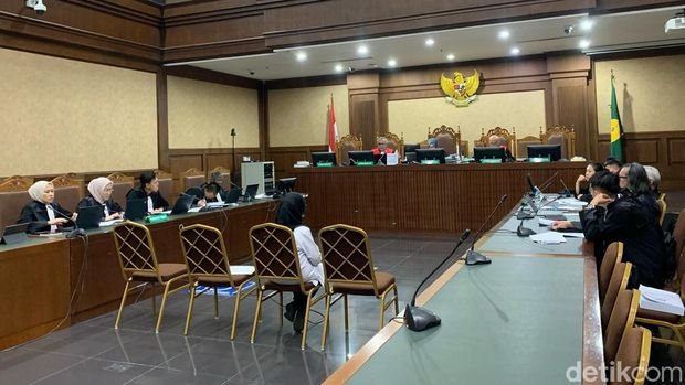 kasatgas-pada-direktorat-gratifikasi-kpk-indira-malik-saat-bersaksi-di-kasus-zarof-ricar-foto-muliadetikcom-1744622848286_169.jpeg