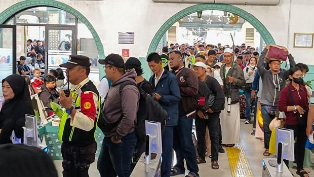stasiun-pasar-senen-di-jakarta-pusat-masih-dipadati-pemudik-pada-hari-kedua-lebaran-idul-fitri-ada-26-ribu-penumpang-kereta-be-1743574112558_169.jpeg
