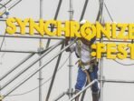 pekerja-menyelesaikan-pembangunan-panggung-synchronize-festival-2022-di-gambir_221006120555-348.jpg