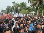 ribuan-massa-aksi-demo-may-day-2025-padati-gedung-dpr-1746079692932_169.jpeg