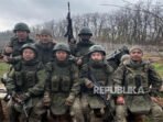 satriya-arta-kumbara-duduk-kanan-mantan-prajurit-marinir-tni_250510065453-886.jpeg
