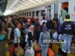 kepadatan-penumpang-kereta-api-tambahan-pasundan-lebaran-di-stasiun_250405162642-992.jpg