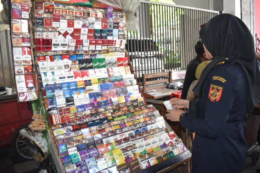 Petugas mengamati deretan rokok yang dijual di Jalan Tanjung Anom Surabaya. FOTO: Dok. Humas Pemkot Surabaya