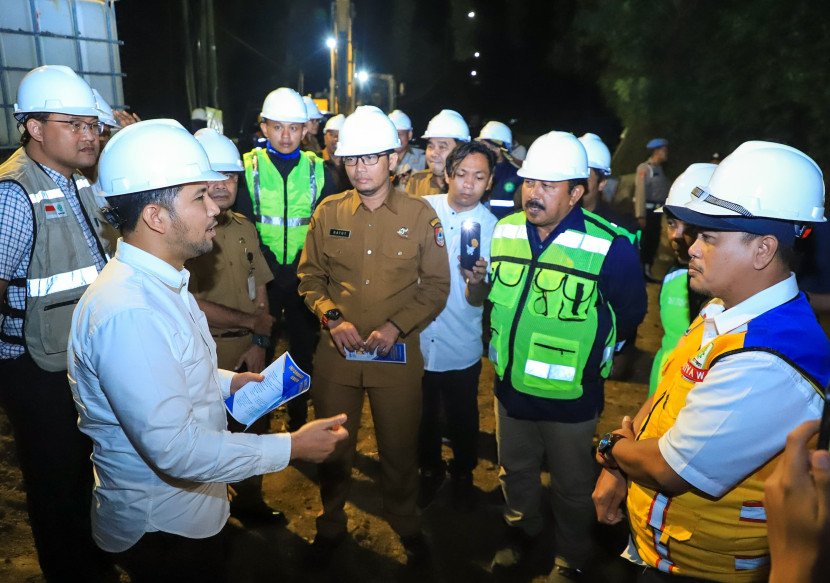 Wagub Jatim Emil Elestianto Dardak meninjau perbaikan jalan jalur Gumitir, Jember
