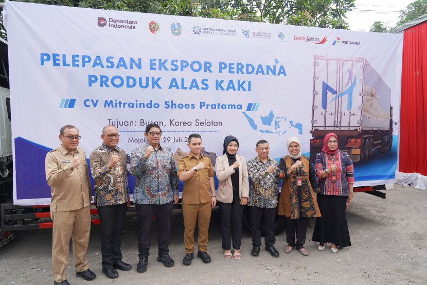 Pelepasan ekspor produk alas kaki buatan CV Mitraindo Shoes Pratama ke Korea Selatan. FOTO: Humas Bank Jatim