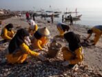 sejumlah-pelajar-memungut-sampah-di-pantai-kenjeran-surabaya-jawa_220917212200-621.jpg