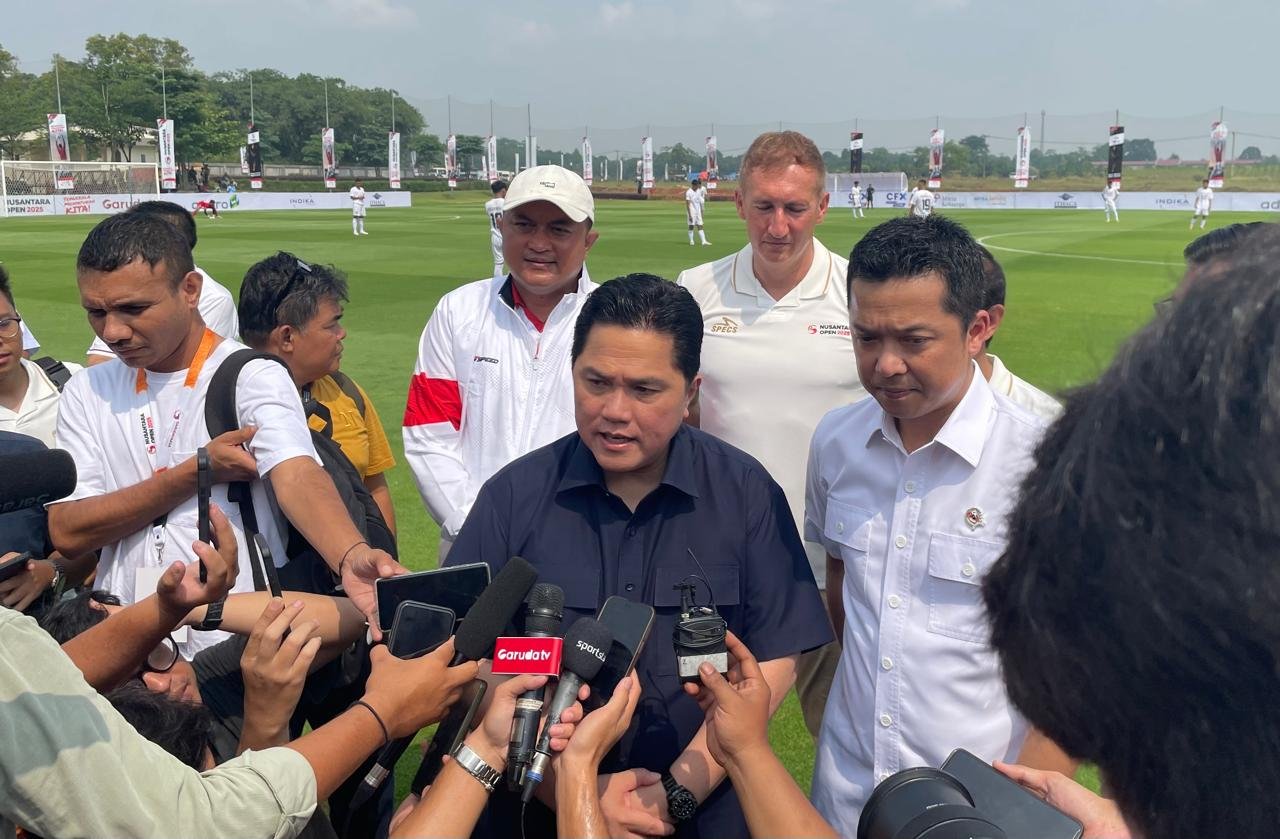 Ketua Umum PSSI, Erick Thohir (kemeja gelap), bersama Wamenpora RI, Taufik Hidayat, usai membuka Nusantara Open 2025 di Training Ground Garudayaksa FA, Bekasi, 25 Agustus 2025. (Taufani Rahmanda/Skor.id)