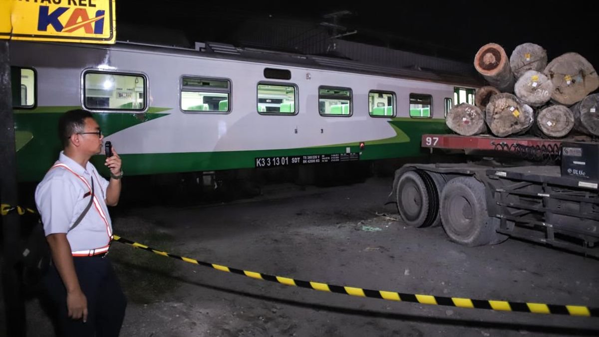 kecelakaan-ka-jenggala-dengan-truk-bermuatan-kayu-di-gresik-1744165218149_169.jpeg