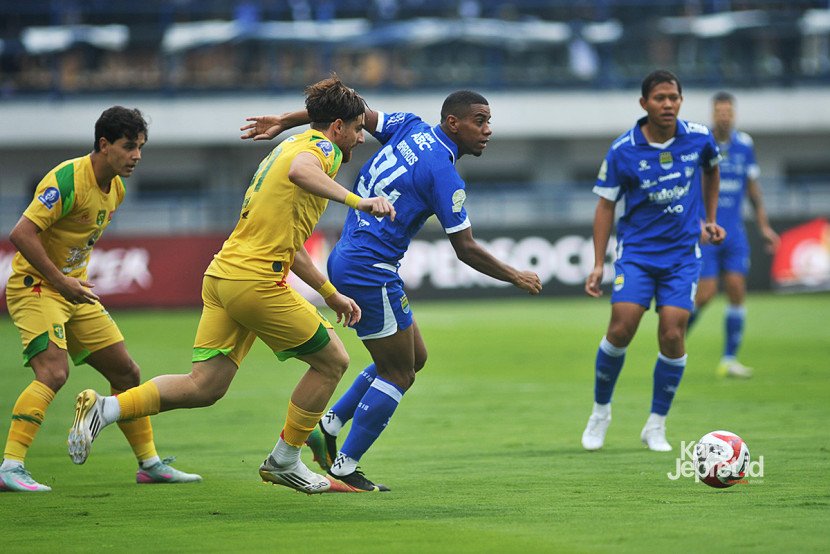 Striker Persib Bandung Uilliam Barros menggiring bola dibayangi bek Persebaya Surabaya pada laga BRI Superleague pekan ke-4 di Stadion Gelora Bandung Lautan Api pada Jumat (12/9/2025) sore WIB. (KANGJEPRET.ID/ YOGI ARDHI) (Data: Nikon D700, Nikkor MF 300/2.8) 