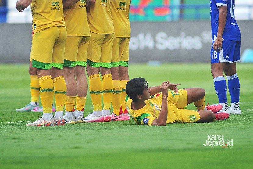 Bek Persebaya Surabaya membentung dinding pada laga BRI Superleague pekan ke-4 melawan Persib Bandung di Stadion Gelora Bandung Lautan Api pada Jumat (12/9/2025) sore WIB. (KANGJEPRET.ID/ YOGI ARDHI) (Data: Nikon D700, Nikkor MF 300/2.8) 