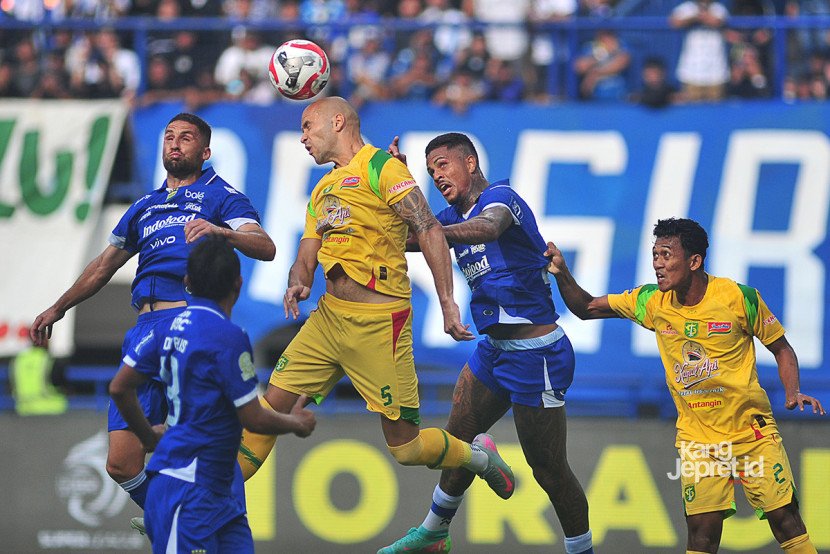Pemain Persib Bandung dan Persebaya Surabaya berebut bola pada laga ke-4 BRI Superleague pekan ke-4 di Stadion Gelora Bandung Lautan Api pada Jumat (12/9/2025) sore WIB. (KANGJEPRET.ID/ YOGI ARDHI) (Data: Nikon D700, Nikkor MF 300/2.8) 