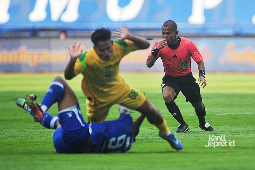 Wasit Candra meniup peluit saat seorang Persib Bandung dilanggar gelandang Persebaya Surabaya Toni Firmansyah pada laga ke-4 BRI Superleague pekan ke-4 di Stadion Gelora Bandung Lautan Api pada Jumat (12/9/2025) sore WIB. (KANGJEPRET.ID/ YOGI ARDHI) (Data: Nikon D700, Nikkor MF 300/2.8) 
