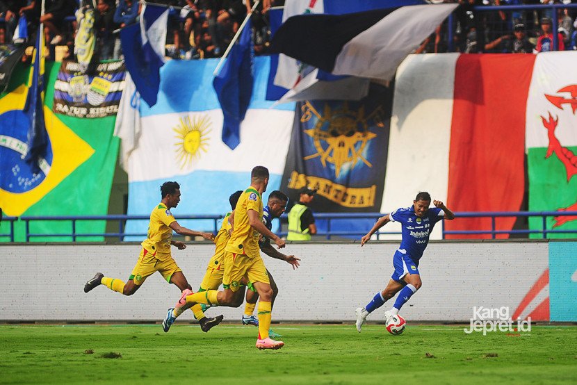 Gelandang Persib Bandung Adam Alis dikejar sejumlah tim Persebaya Surabaya pada laga ke-4 BRI Superleague pekan ke-4 di Stadion Gelora Bandung Lautan Api pada Jumat (12/9/2025) sore WIB. (KANGJEPRET.ID/ YOGI ARDHI) (Data: Nikon D700, Nikkor MF 300/2.8) 