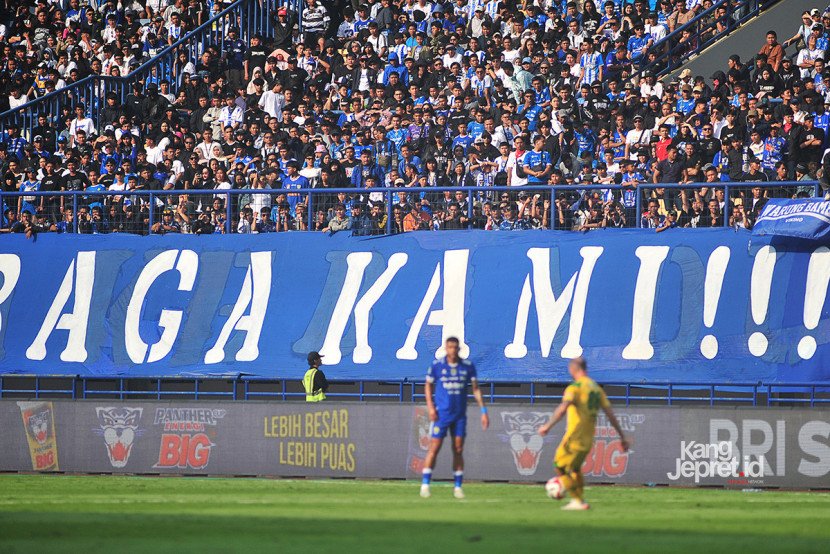 Puluhan ribu penonton memadati stadion pada laga pekan ke-4 BRI Superleague antara Persib Bandung vs Persebaya Surabaya di Stadion Gelora Bandung Lautan Api pada Jumat (12/9/2025) sore WIB. (KANGJEPRET.ID/ YOGI ARDHI) (Data: Nikon D700, Nikkor MF 300/2.8) 