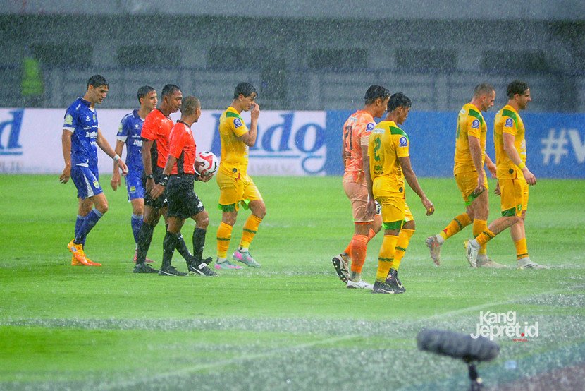 Hujan deras membuat wasit menghentikan laga antara Persib Bandung melawan Persebaya Surabaya pada laga ke-4 BRI Superleague pekan ke-4 di Stadion Gelora Bandung Lautan Api pada Jumat (12/9/2025) sore WIB. (KANGJEPRET.ID/ YOGI ARDHI) (Data: Nikon D700, Nikkor MF 300/2.8) 