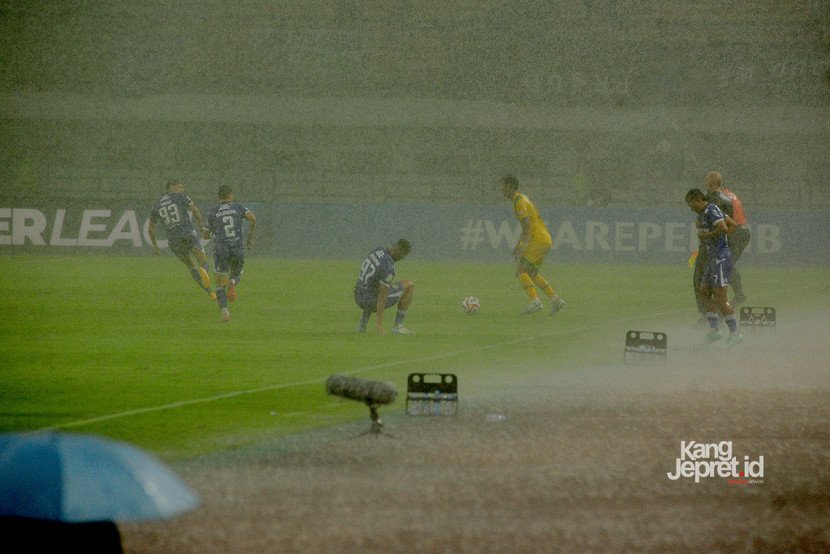 Laga Persib vs Persebaya sempat berlangsung di tengah hujan deras ekstrem yang melanda Stadion Gelora Bandung Lautan Api, Bandung, Jumat (12/9/2025). (KANGJEPRET/ YOGI ARDHI) (Data: Nikon D700, Nikkor MF 300/2.8 ED)