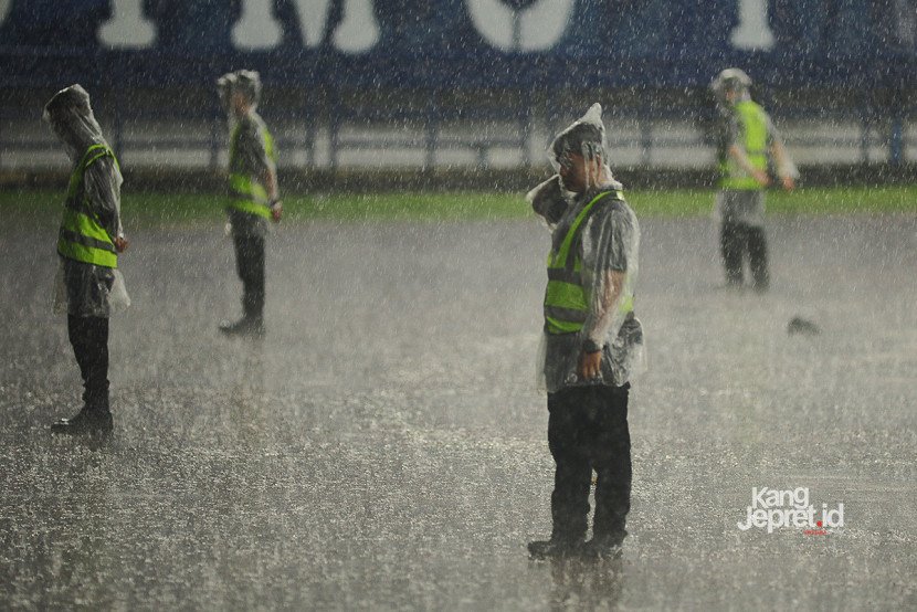 Steward bertugas di tengah hujan deras yang mengguyur pada laga pekan ke-5 BRI Superleague antara Persib vs Persebaya Stadion Gelora Bandung Lautan Api, Bandung, Jumat (12/9/2025). (KANGJEPRET/ YOGI ARDHI) (Data: Nikon D3, Nikkor AF 80-200/2.8 ED 3rd Gen)