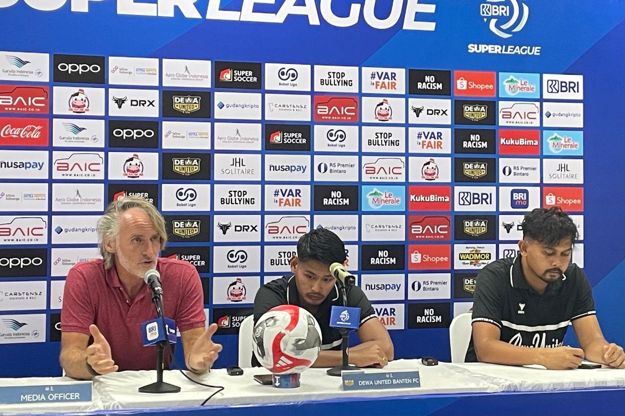 Pelatih Dewa United FC, Jan Olde Riekerink (baju merah), dalam sesi jumpa pers usai lawan Persebaya Surabaya di BIS, Serang, pada 26 September 2025. (Taufani Rahmanda/Skor.id)