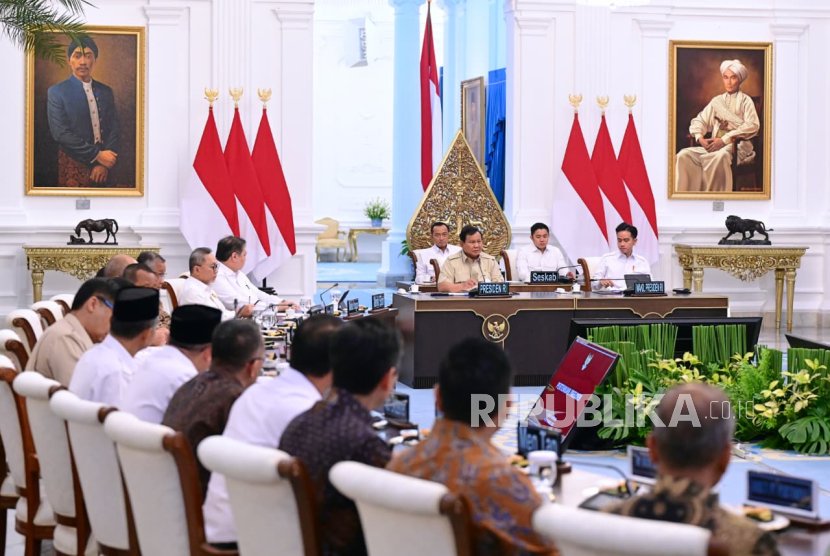 presiden-prabowo-subianto-memimpin-rapat-terbatas-di-istana-negara_250905163551-881.jpeg