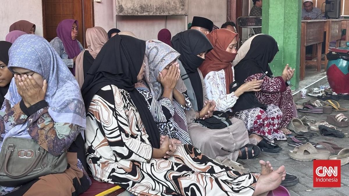doa-dan-jeritan-wali-santri-jelang-akhir-golden-time-korban-gedung-ambruk-1759385380609_169.jpeg