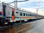 kondisi-banjir-yang-menggenangi-jalur-kereta-api-di-kawasan_230102133653-594.jpg