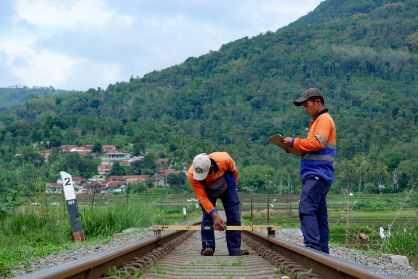 Para petugas di stasiun Lebak Jero bekerja memastikan setiap kereta melintas dengan aman, terutama ketika cuaca di wilayah pegunungan berubah secara cepat. (Foto: Humas KAI)