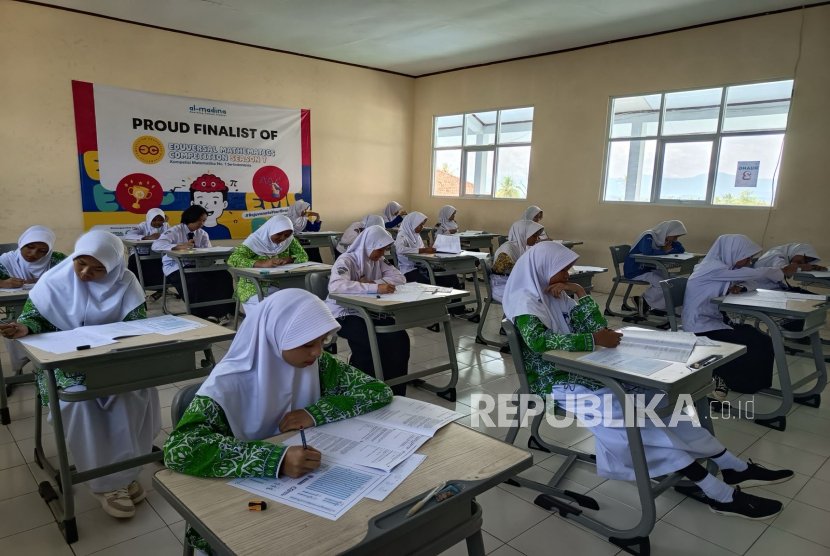 babak-final-eduversal-mathematics-competition-emc-2025-resmi-selesai_251118055443-366.jpg
