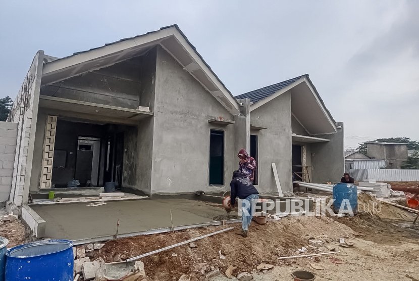 pekerja-menyelesaikan-pembangunan-proyek-perumahan-di-home-1-cikeas_251023004021-882.JPG