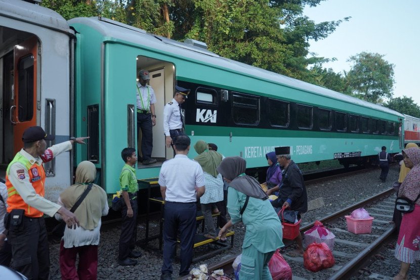 Pada hari pertama operasional, sebanyak 12.391 pengguna memanfaatkan Commuter Line Merak, termasuk 95 pengguna Kereta Petani dan Pedagang. (Foto: Corcom KAI) 