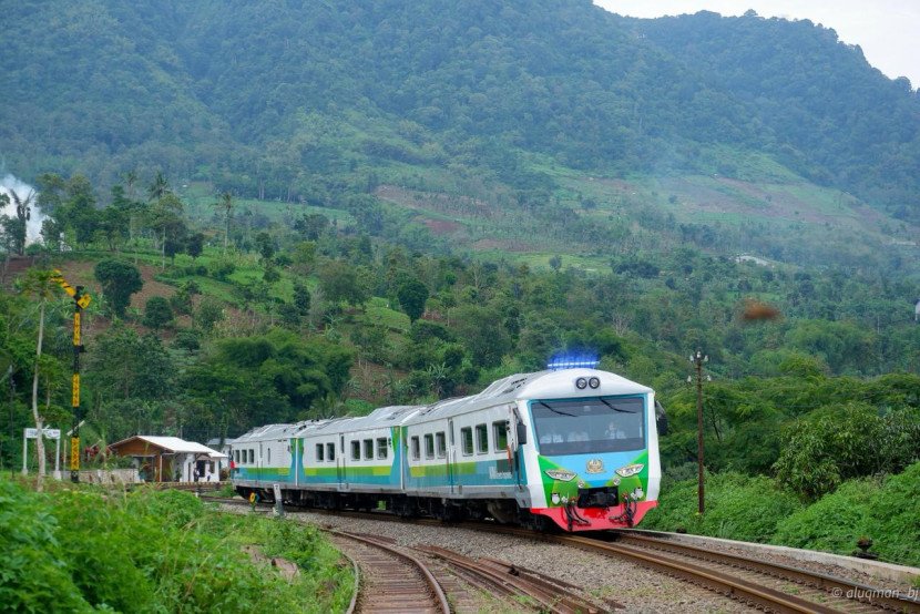 Inspeksi jalur secara menyeluruh menggunakan Kereta Api Inspeksi (KAIS) guna memastikan kesiapan prasarana dan layanan di stasiun menjelang Nataru 2025/2026. (Foto: Corcom KAI)