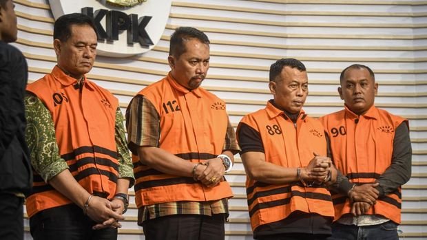 Para tersangka yakni Bupati Ponorogo Sugiri Sancoko (kedua kanan) bersama Sekda Kabupaten Ponorogo Agus Pramono (kedua kiri), Direktur RSUD Dokter Harjono Ponorogo Yunus Mahatma (kiri) dan pihak swasta Sucipto (kanan) dihadirkan dalam konferensi pers di gedung Merah Putih KPK, Jakarta, Minggu (9/11/2025). Dari hasil operasi tangkap tangan, KPK menetapkan dan menahan Bupati Ponorogo Sugiri Sancoko, Sekda Agus Pramono, Direktur RSUD Harjono Kabupaten Ponorogo Yunus Mahatma, dan pihak swasta Sucipto sebagai tersangka terkait kasus dugaan suap pengurusan jabatan, dugaan suap proyek pekerjaan di RSUD Ponorogo dan gratifikasi di lingkungan Pemerintah Kabupaten Ponorogo. ANTARA FOTO/Muhammad Adimaja/sgd