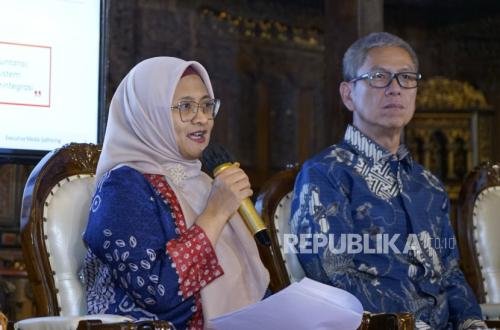 direktur-utama-telkom-dian-siswarini-dan-direktur-legal_260310155602-216.jpg