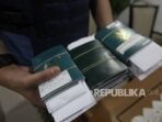 petugas-imigrasi-membawa-sejumlah-paspor-ilustrasi-_170414001817-466.jpg