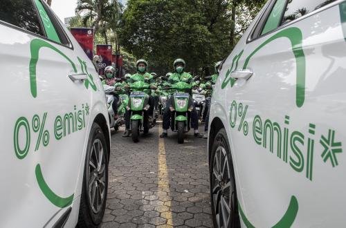 pengemudi-ojek-daring-kendaraan-listrik-grabelectric-menunggu-calon-pengguna_220712151723-697.jpg