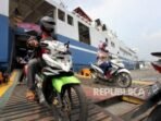 penumpang-turun-dari-kapal-mutiara-sentosa-ii-panjang-yang-_170630150710-788.jpg