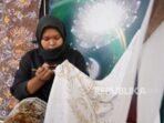 aktivitas-membatik-di-salah-satu-stand-festival-ekonomi-syariah_250916101054-956.JPG