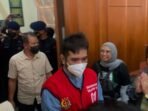 ibu-dari-terdakwa-kekerasan-seksual-santriwati-moch-subchi-azal-tsani-msat-alias-bechi-1_169.jpeg
