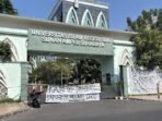 mahasiswa-segel-kampus-uinsa-surabaya-desak-rektor-mundur-1789988051049_169.jpeg